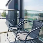 City Centre, Sleeps 7, Stunning Views & Parking, Interconnected Rooms Long Stay Work Contractor Leisure, Diamond Penthouse