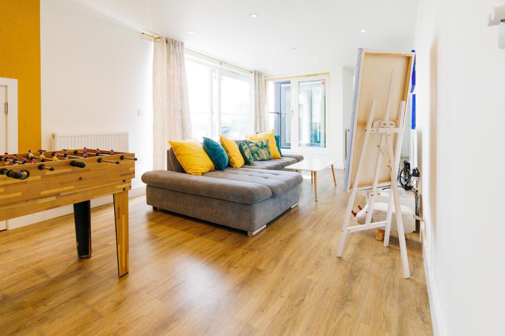 Centre, Sleeps 7, Stunning Views & Parking, Interconnected Long Work Contractor Leisure, Diamond Penthouse *