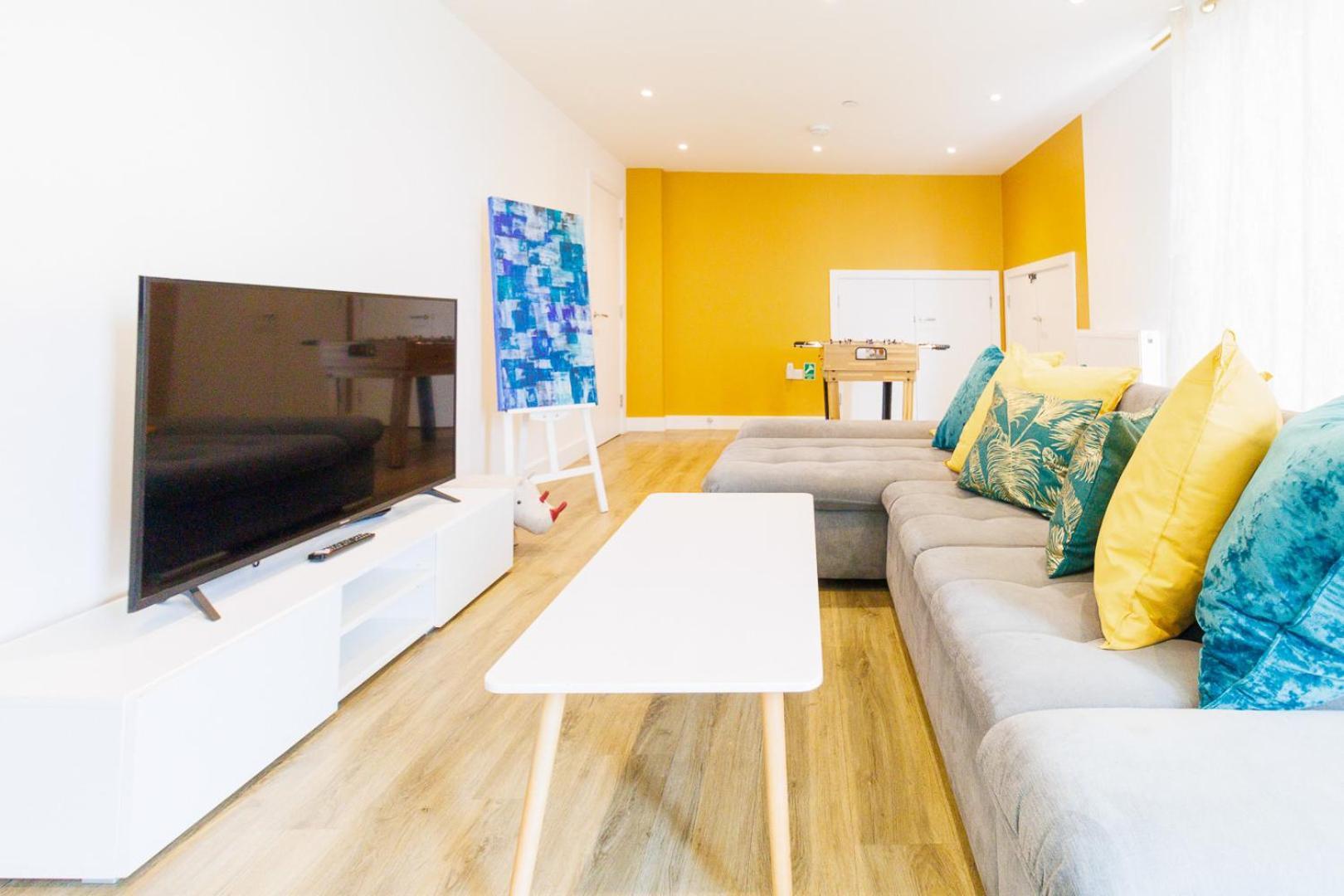 Centre, Sleeps 7, Stunning Views & Parking, Interconnected Long Work Contractor Leisure, Diamond Penthouse Cambridge (Cambridgeshire)
