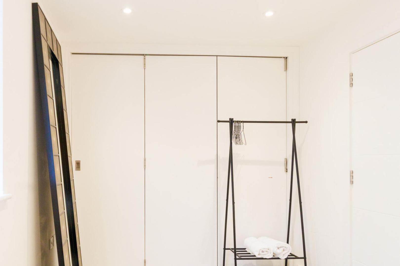 Apartemen Centre, Sleeps 7, Stunning Views & Parking, Interconnected Long Work Contractor Leisure, Diamond Penthouse