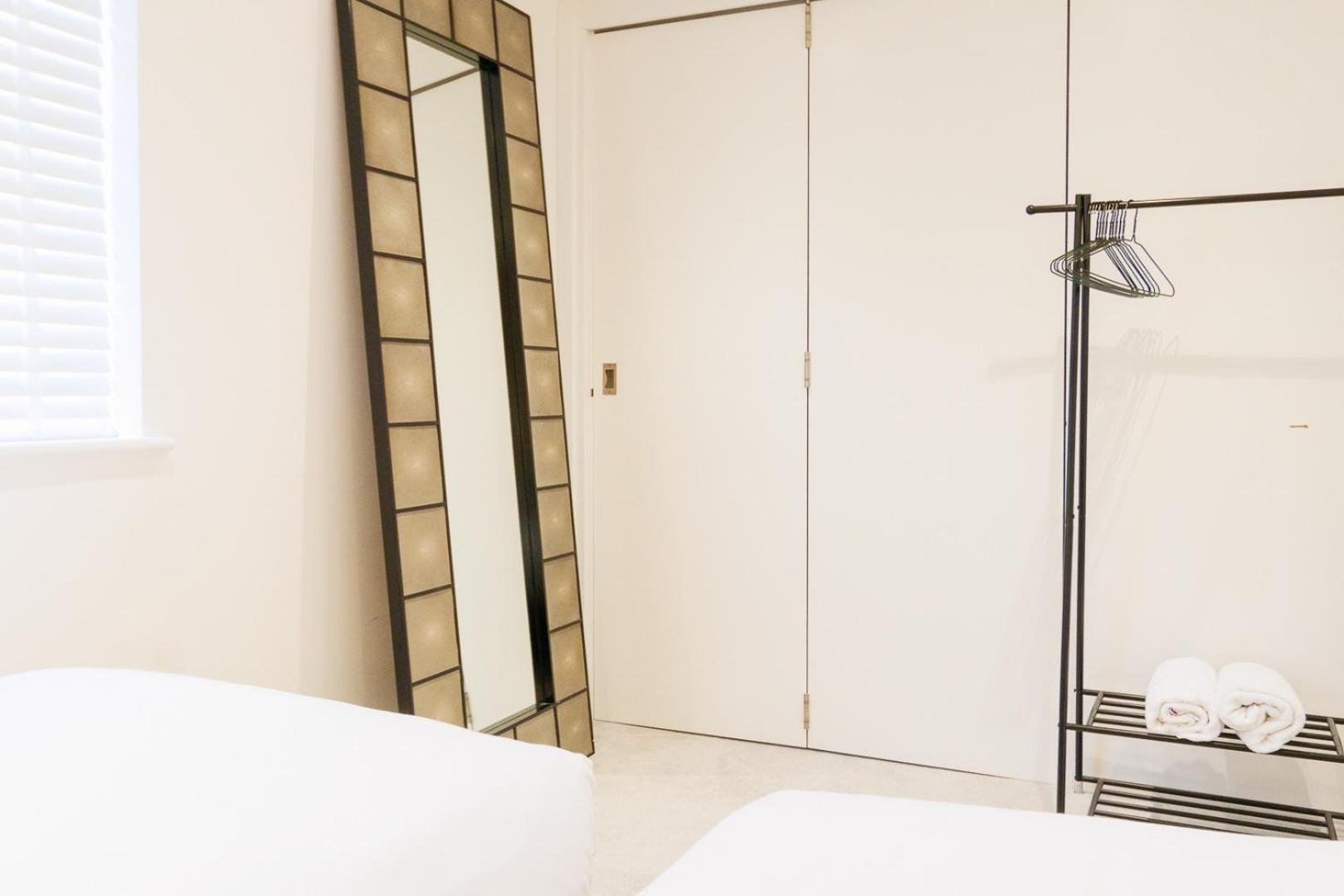 Centre, Sleeps 7, Stunning Views & Parking, Interconnected Long Work Contractor Leisure, Diamond Penthouse